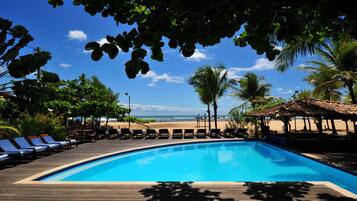 Een buitenzwembad en ligstoelen