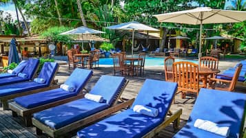 Piscine extérieure, chaises longues