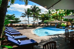 Piscina externa, espreguiçadeiras