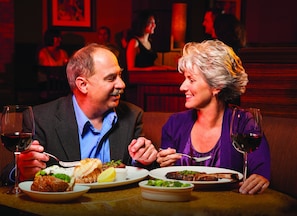 2 restaurants servant le déjeuner, le dîner, le souper et le brunch