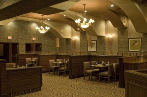 2 restaurants; breakfast, lunch, dinner, and brunch served