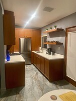 Studio Suite | Private kitchen | Microwave, cookware/dishes/utensils