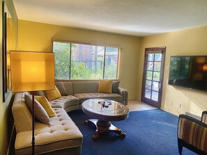 42-inch LCD TV with cable channels, TV, Netflix - Vista Grande Resort - A Gay Men's Resort (Palm Springs)