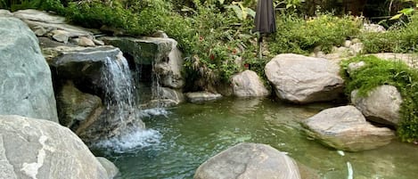 2 piscines a l'aire lliure, para-sols i gandules