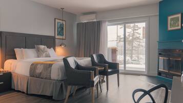 Deluxe with 1 King Bed | 1 bedroom, premium bedding, pillow-top beds, in-room safe