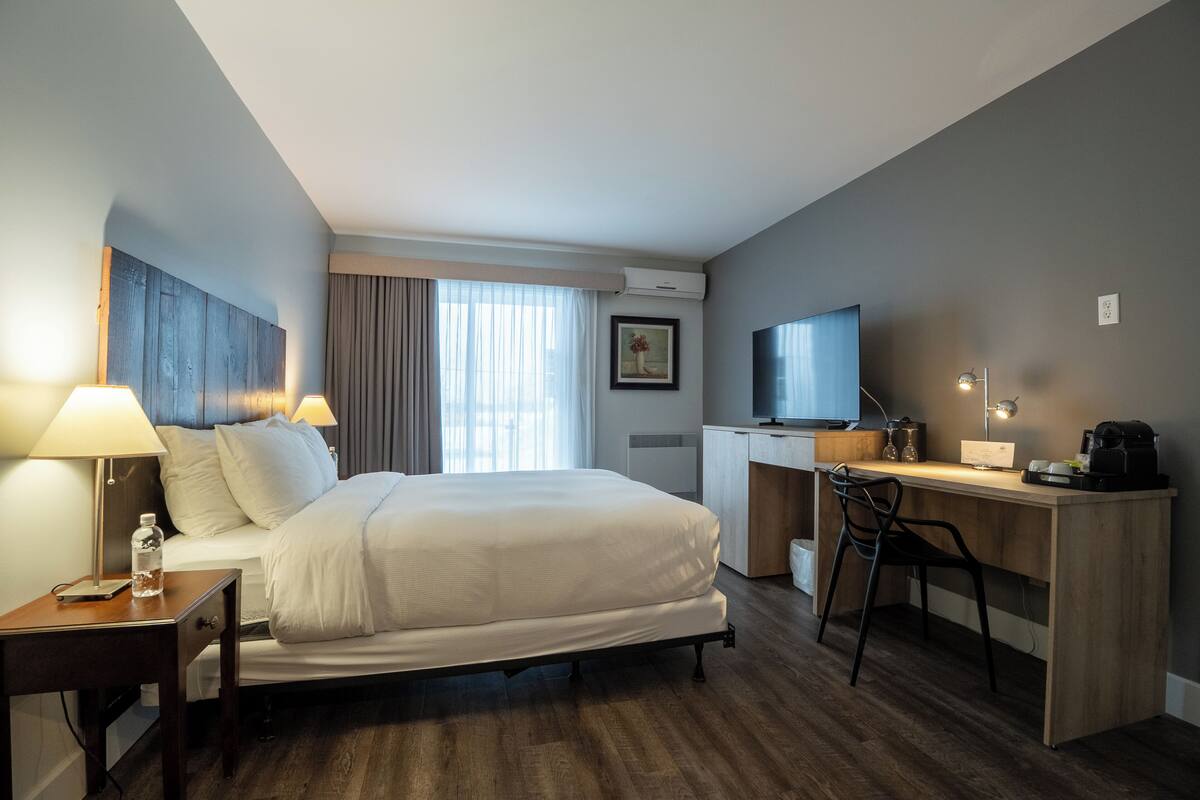 Standard Room, 1 Queen Bed, Non Smoking, Patio | Premium bedding, pillowtop beds, in-room safe, desk