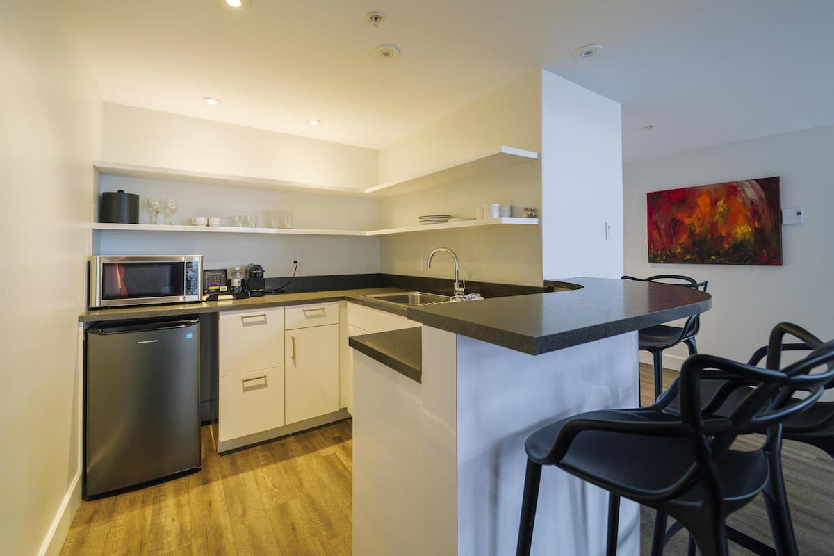 Suite, 1 cama King size, cocineta, vista al mar (Living Room;with Sofabed) | Ropa de cama de alta calidad y camas con pillow-top