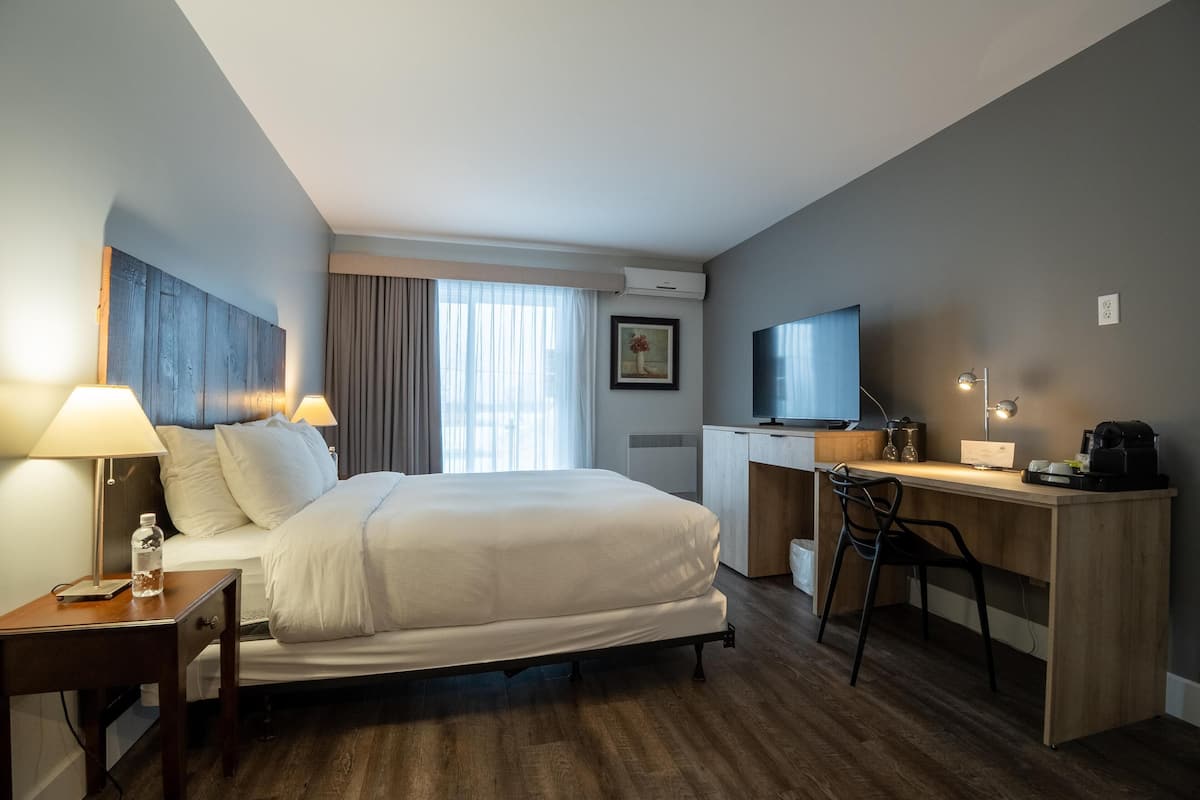 Standard Room, 1 Queen Bed, Non Smoking, Patio | Premium bedding, pillowtop beds, in-room safe, desk