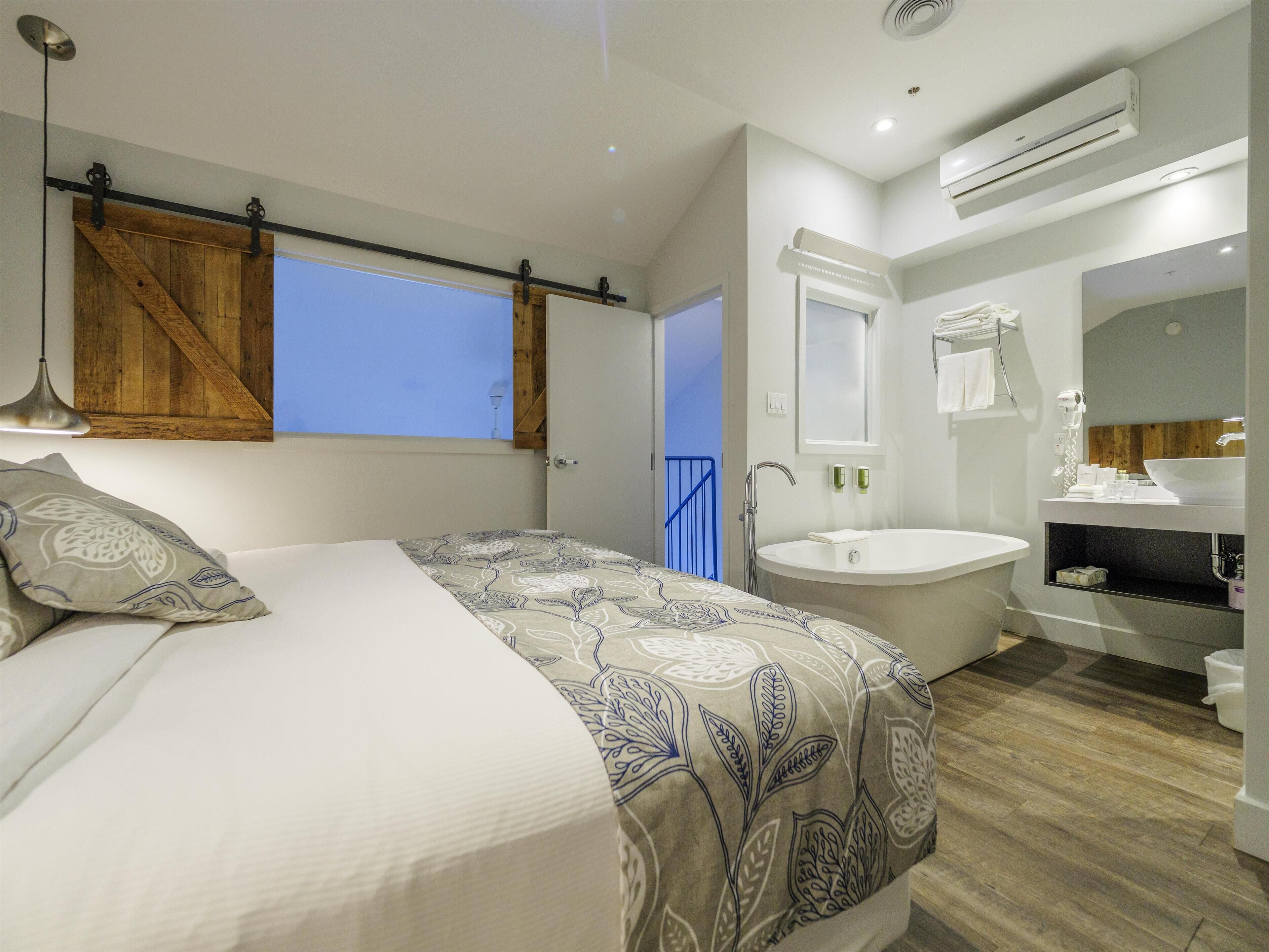 Room, 1 King Bed, Kitchenette, Lake View (with Sofabed) | Premium bedding, pillowtop beds, in-room safe, blackout drapes