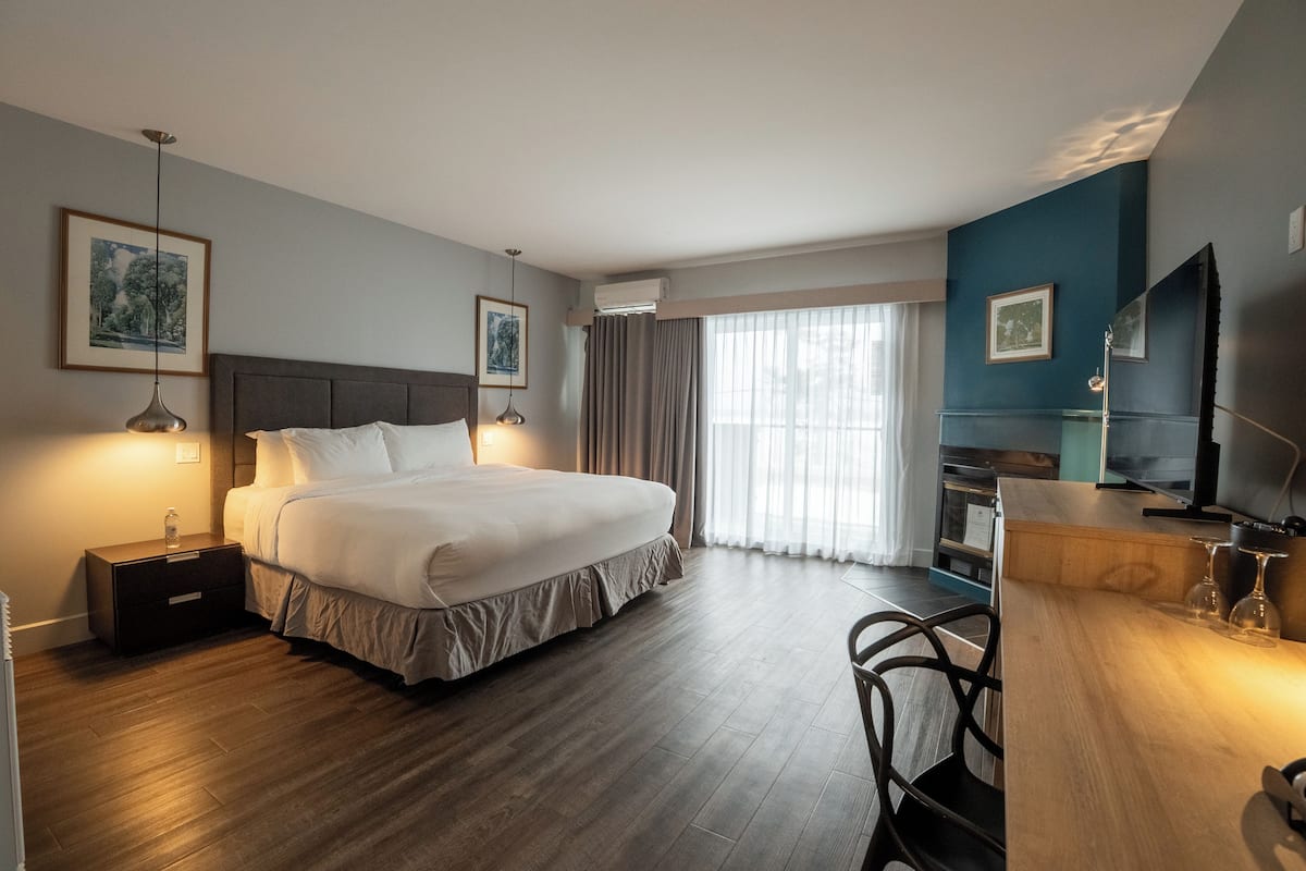 Standard Room, 1 King Bed, Non Smoking, Balcony (2nd Floor;Walk-in Shower) | Premium bedding, pillowtop beds, in-room safe, desk