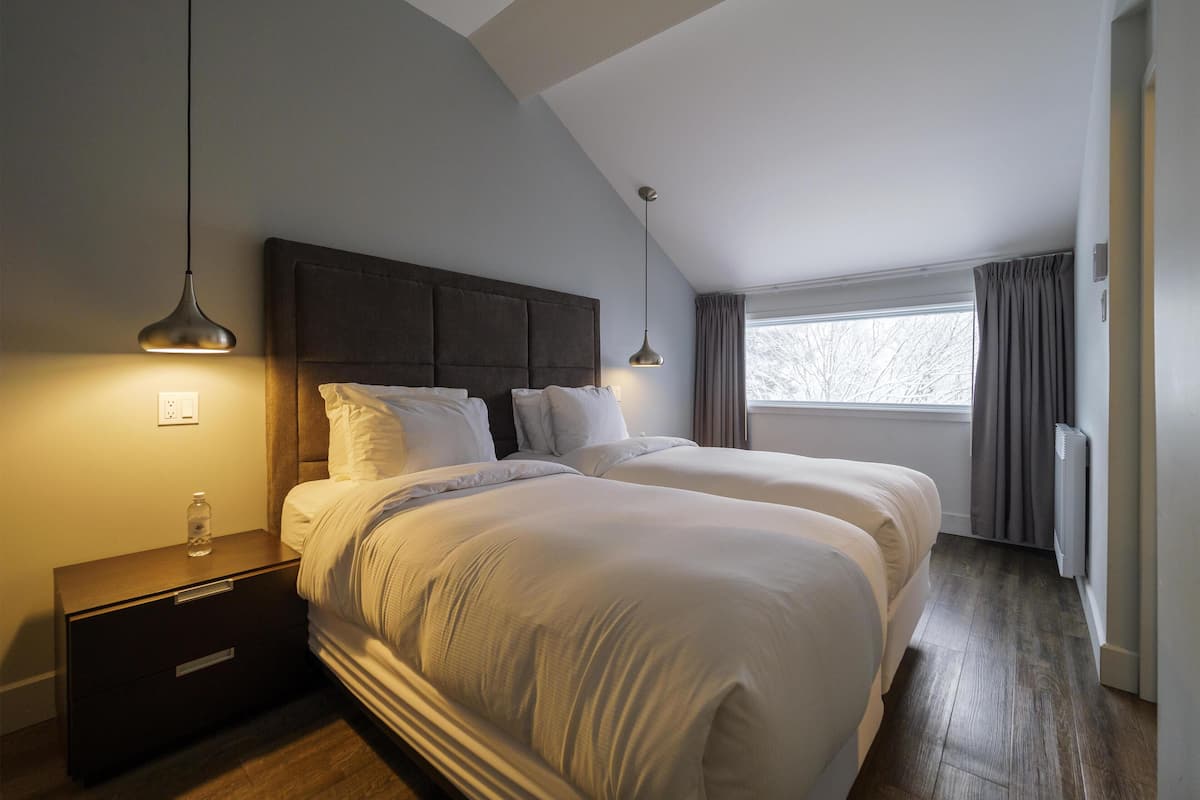 Ropa de cama de alta calidad y camas con pillow-top