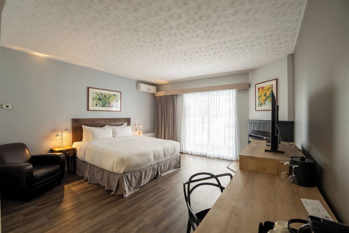 Standard Room, 1 King Bed, Accessible, Non Smoking | Premium bedding, pillowtop beds, in-room safe, desk