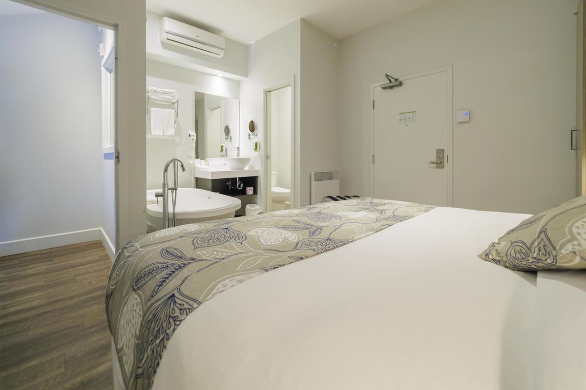 Suite, 1 cama King size, cocineta, vista al lago (with Sofabed) | Ropa de cama de alta calidad y camas con pillow-top