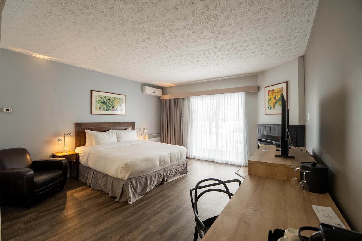 Standard Room, 1 King Bed, Accessible, Non Smoking | Premium bedding, pillowtop beds, in-room safe, desk