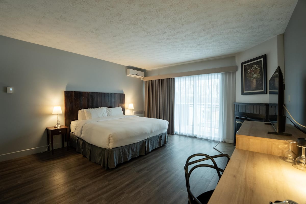 Standard Room, 1 King Bed, Non Smoking, Patio (1st Floor) | Premium bedding, pillowtop beds, in-room safe, desk