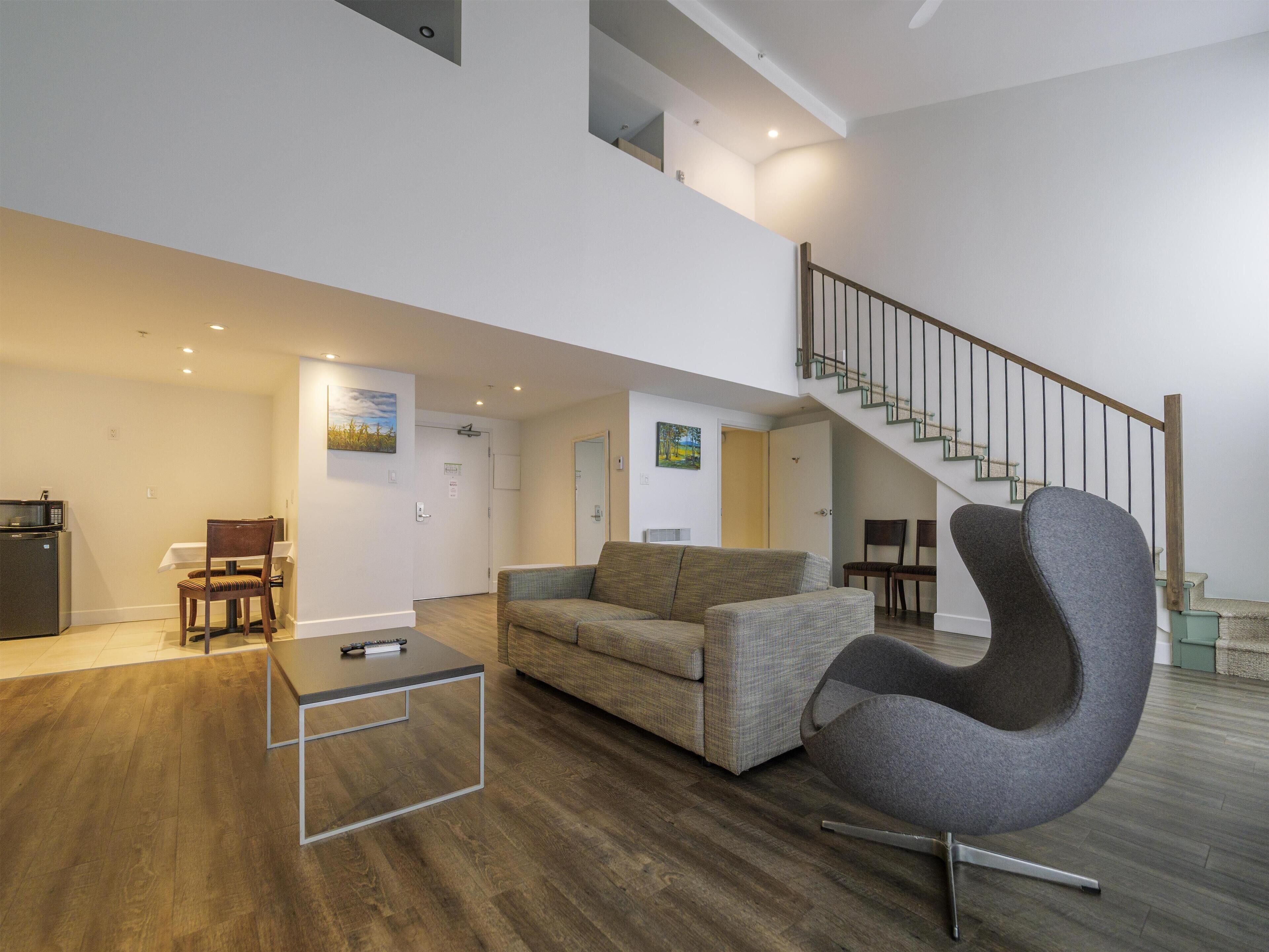 Chambre, 1 très grand lit, non-fumeur, terrasse (Living Room;with Sofabed, View) | Literie de qualité, lit avec matelas à plateau-coussin, coffre-fort