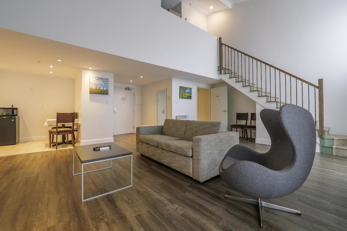 Suite, 1 King Bed, Non Smoking, Balcony (Living Room;with Sofabed)