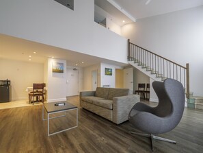 客房, 1 張特大雙人床, 非吸煙房, 露台 (Living Room;with Sofabed, View) | 高級寢具、特厚豪華床墊、房內夾萬、遮光窗簾/窗簾