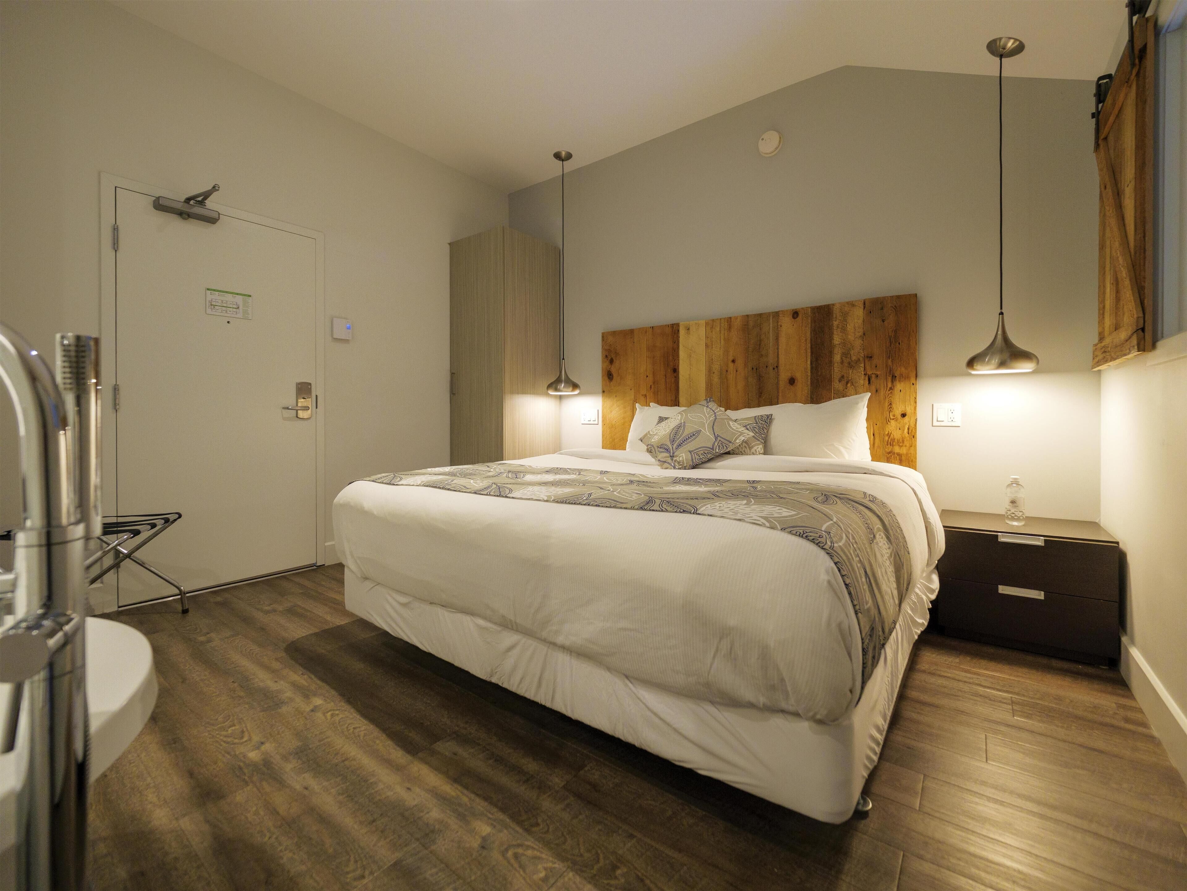 Suite, 1 King Bed, Kitchenette, Lake View (with Sofabed) | Premium bedding, pillowtop beds, in-room safe, desk