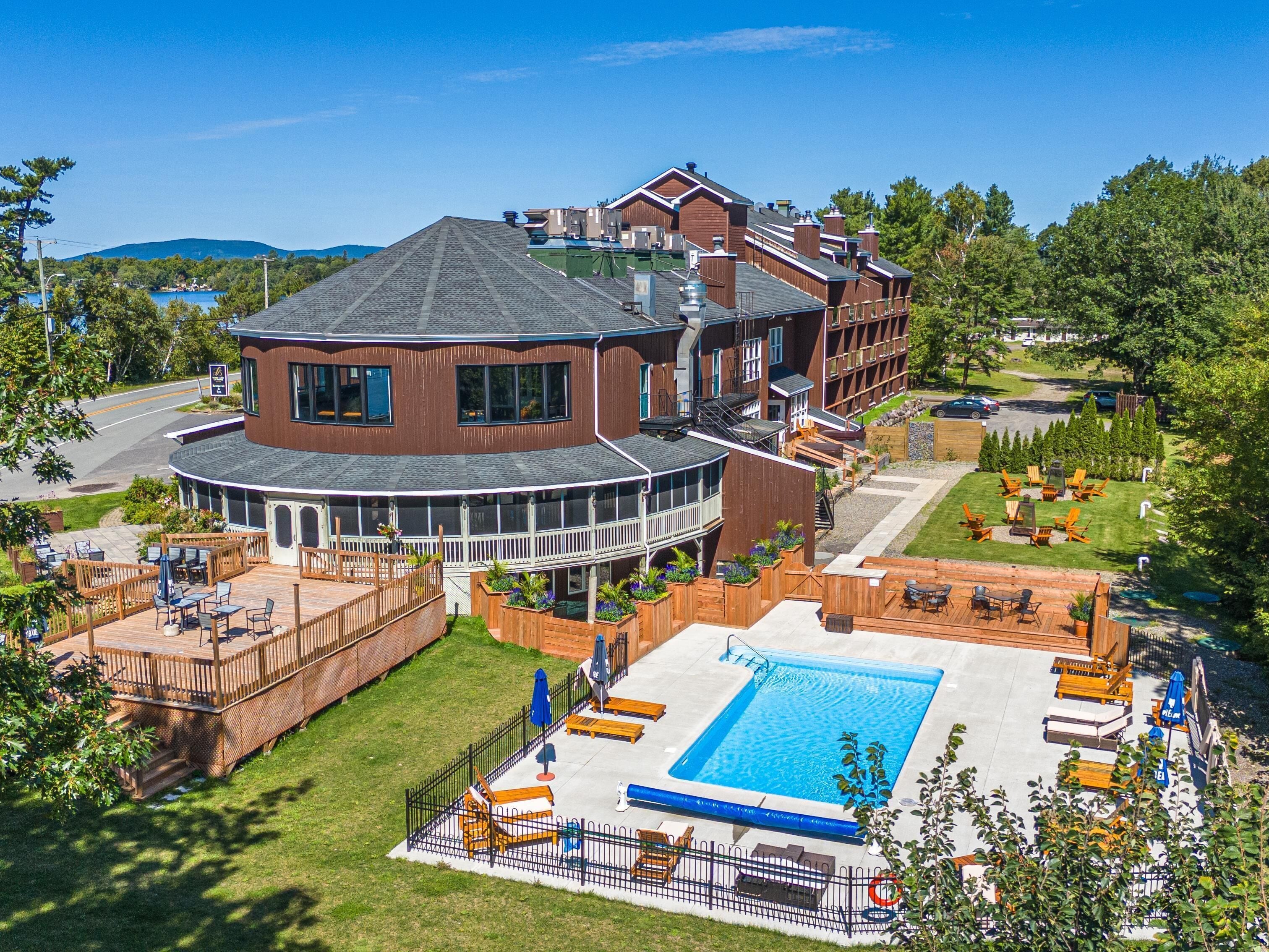 Sæsonbestemt udendørs pool, åben fra kl. 07.00 til kl. 21.00, parasoller