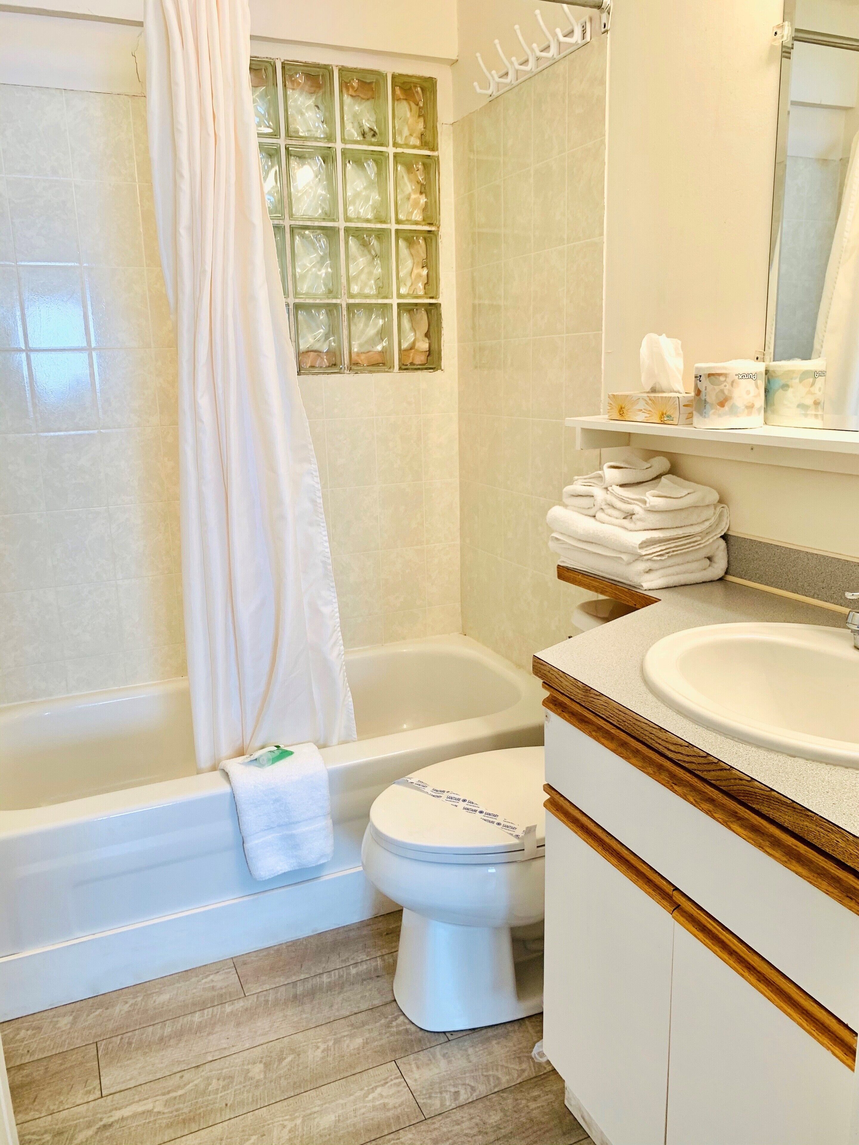 Un baño con bañera, inodoro y lavamanos.