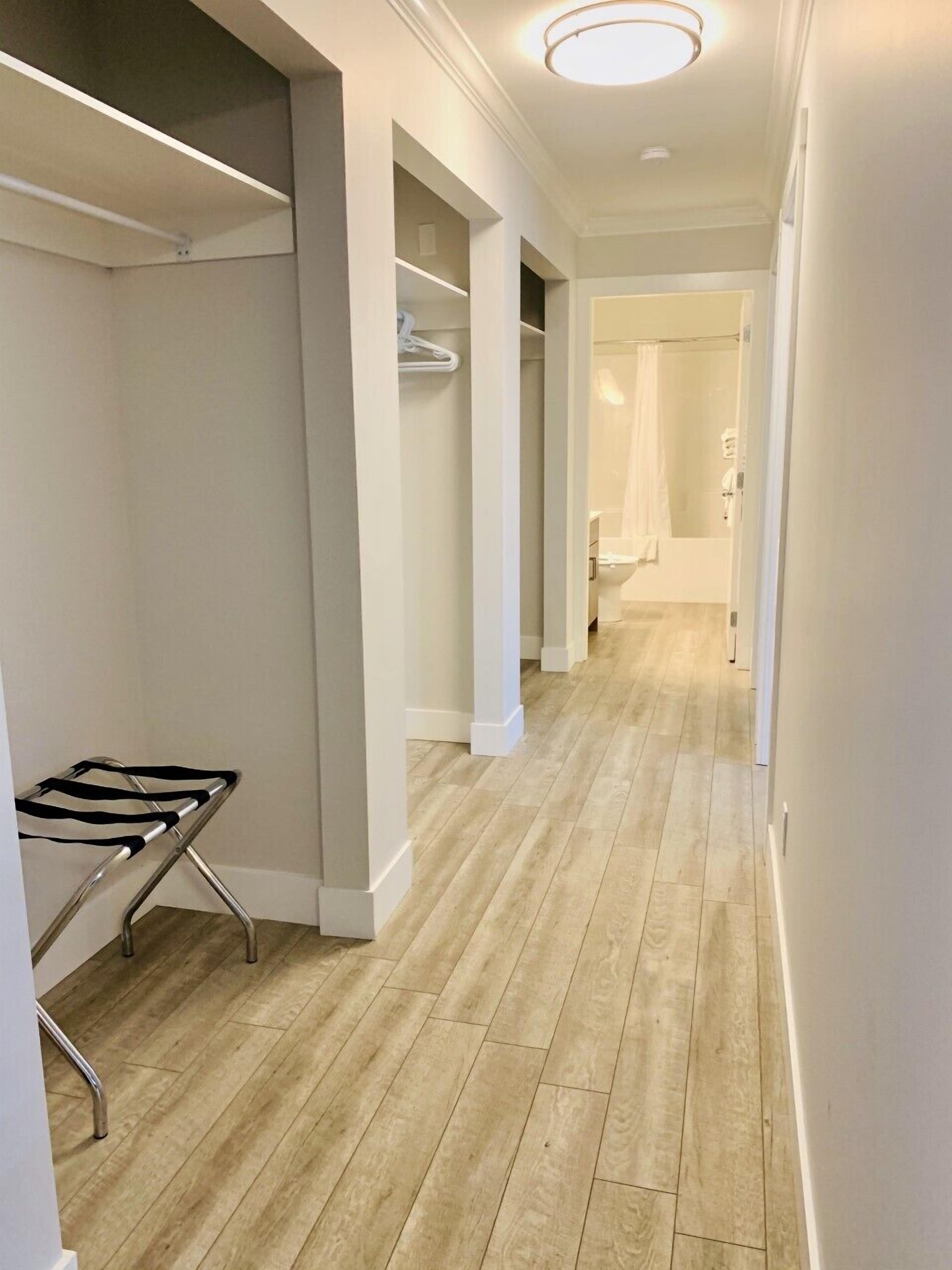 Tabla de planchar con plancha, wifi gratis y ropa de cama 