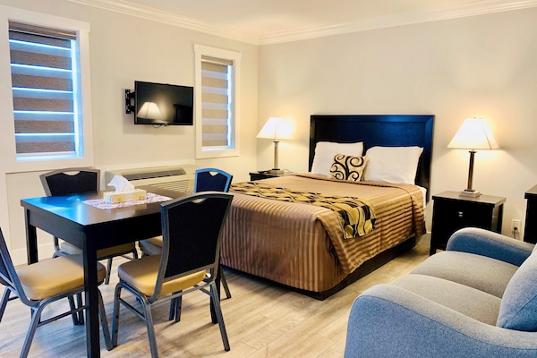 Deluxe kamer | Woonruimte | Een 43-inch televisie met kabelzenders