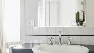 Douche, articles de toilette gratuits, sĂšche-cheveux