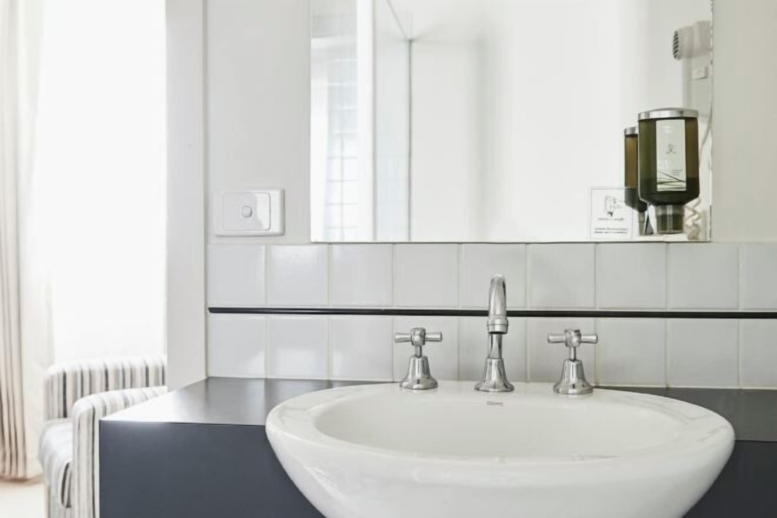 Sábanas italianas Frette, ropa de cama de alta calidad y minibar 