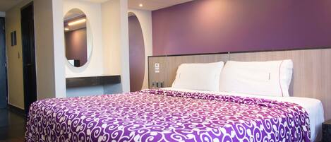 Standard dubbelrum | Sängtillbehör av högsta kvalitet och värdeförvaringsskåp på rummet