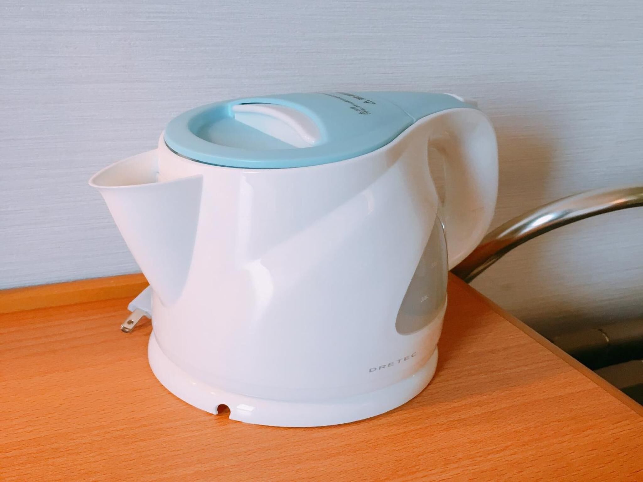 fridge, coffee/tea maker, electric kettle