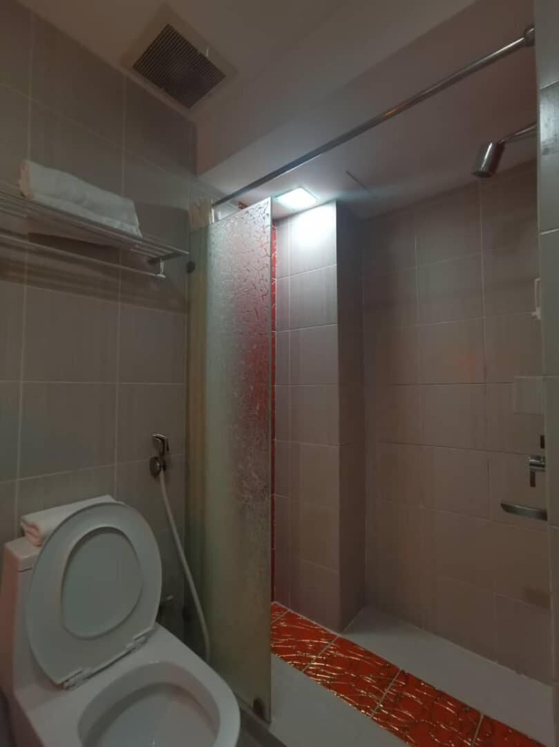 Shower, rainfall showerhead, free toiletries, slippers