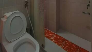 Shower, rainfall showerhead, free toiletries, slippers