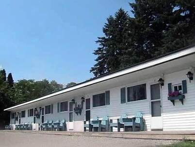 Country Squire Motel