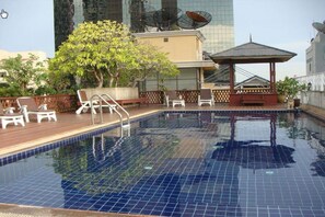 Indoor pool, outdoor pool, pool loungers - King Royal Garden Inn (Bangkok)