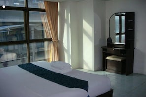 In-room safe, desk, rollaway beds, free WiFi - King Royal Garden Inn (Bangkok)