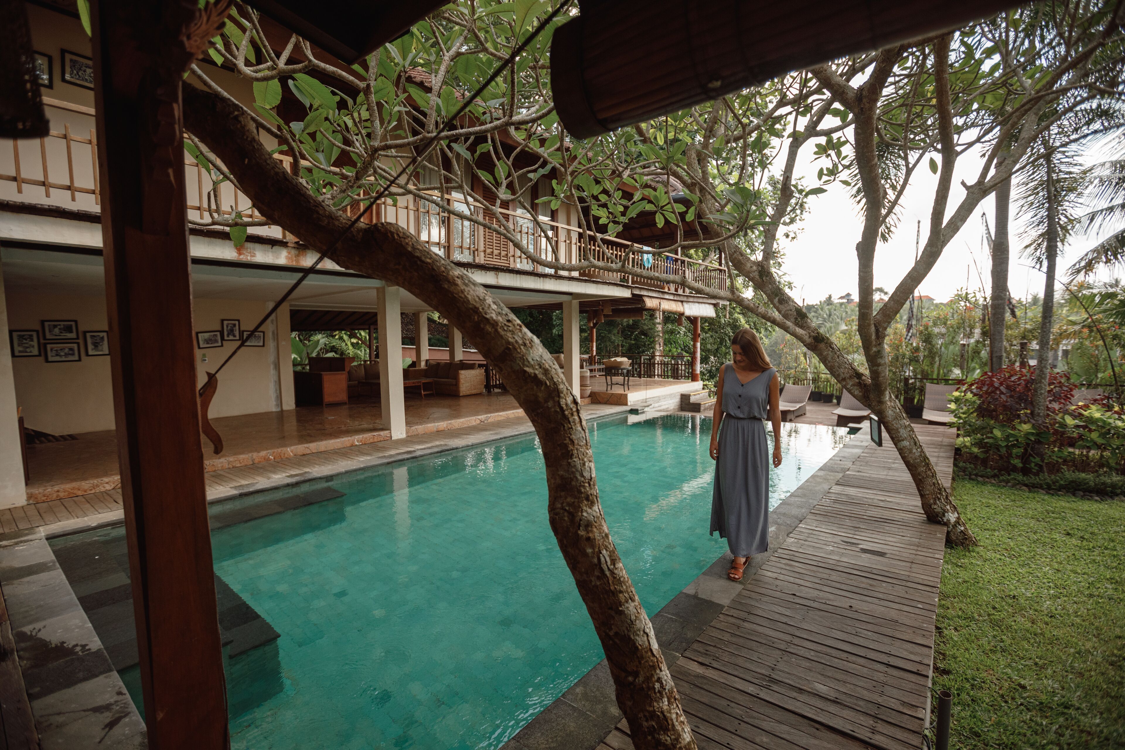 2 kolam renang outdoor, dengan kursi berjemur