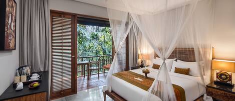 Un dormitorio con cama con dosel, un balcón con persianas de madera y vistas a vegetación exuberante.