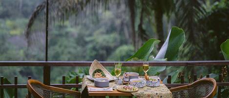 Se sirven desayunos y cocina internacional (con vistas al jardín)