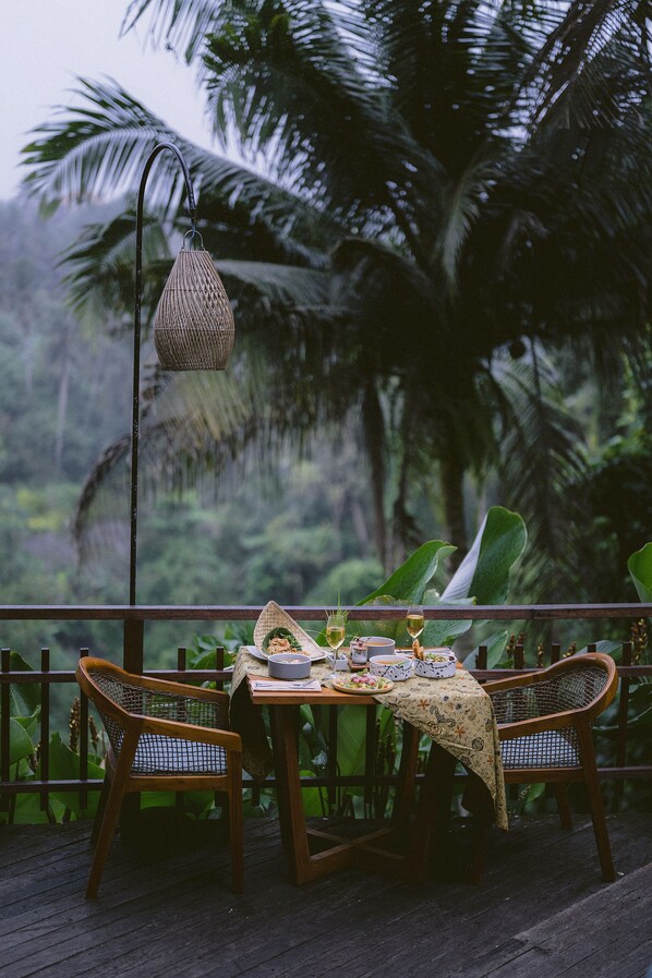 Se sirven desayunos y cocina internacional, con vista al jardín 