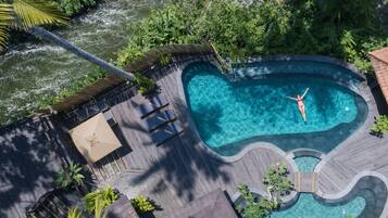 2 outdoor pools, sun loungers