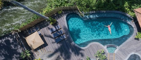 2 piscinas al aire libre, sillones reclinables de piscina