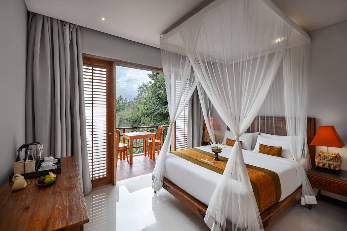 Deluxe kamer, balkon | 1 slaapkamer, een gratis minibar, een kluis op de kamer, een bureau