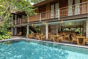 2 outdoor pools, pool loungers