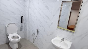 Dusche, kostenlose Toilettenartikel, Haartrockner, Handtücher