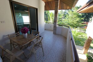 Apartamento família, 2 quartos, sacada, vista para a piscina | Sacada