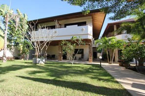 Deluxe-Apartment, 1 Schlafzimmer, Terrasse, zum Garten hin | Blick auf den Garten
