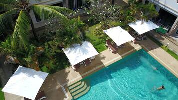 Außenpool, geöffnet von 08:00 Uhr bis 21:00 Uhr, Sonnenschirme