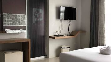 Superior Triple Room | Desk, blackout drapes, free WiFi