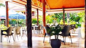 Poolside bar - Koniambo (Kone)